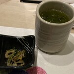 意気な寿し処阿部 - 冷たいお茶と小鉢