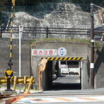 石風呂温泉岩乃屋 - この踏切を左折して直進。