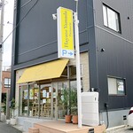 パティスリーハヤトヤマダ - 外観ですｗ　右手はお店のPですｗ