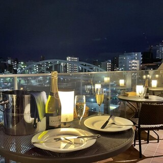 For a limited time only, terrace seats where you can enjoy the night view and the atmosphere of Yokohama.