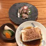 Yakigai Akoya - 鯵づくし定食１５００円。湯豆腐、鯵たたき、お漬け物。鯵は長崎醤油でいただきます。ご飯泥棒の味わいです（╹◡╹）