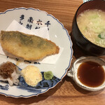 Yakigai Akoya - 鯵づくし定食１５００円。鯵フライ。粗みじんの大根、タルタル、山葵の薬味付きです。サクサク、ふわふわの鯵フライで、とても美味しくいただきました（╹◡╹）