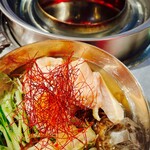 韓国焼肉パーミル食堂 - 光り輝く器。