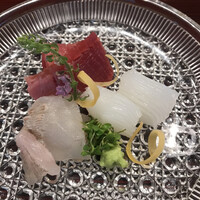 下鴨茶寮 東のはなれ - 本懐石１８１５０円。鮪、ヒラメ、あおり烏賊。ヒラメの脂のりにびっくりしました（╹◡╹）。歯応え、ねっとり感、甘みと三拍子揃ったあおり烏賊が、とーっても美味しかったです（╹◡╹）（╹◡╹）。