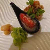中国飯店 富麗華 - 前菜盛り合わせ。
                    彩り野菜の湯葉包み  トマトのライチ漬け
                    チシャトウの葱油風味  ひよこ豆の八角風味