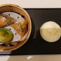 中国飯店 富麗華 - 香港式 点心 四種盛り合わせ。
                    七種野菜の蒸し餃子   白菜とアスパラの蒸し餃子
                    きのこ、コーン、いろいろ野菜の餃子
                    青菜の 蒸し饅頭