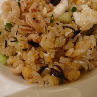 中国飯店 富麗華 - オリーブとエシャロットのチャーハン。
                      濃いめ の 味付け。