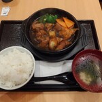 楊銘宇 黄燜鶏米飯 - 黄燜猪蹄（950円）