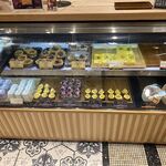 高級芋菓子 しみず 福島店 - ショーケース