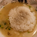 ラーメン櫻島 - 一枚チャーシュー麺にライスドボ～ンッ！