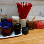 金田家 - 卓上の調味料など