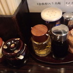 Menya Yuusaku - 卓上には唐辛子味噌、おろしﾆﾝﾆｸ、ｺｼｮｳ、ﾗｰ油、酢が置いてある。