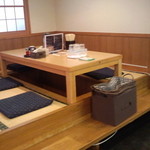 麺屋 優創 - 店内はカウンターと、東京の店にしては珍しく小上がりの座敷も揃えた構成