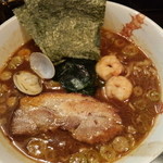 「魚介味噌ラーメン」８８０円　上品で、豪奢な味わいはﾗｰﾒﾝと洋食の架け橋的な、革新的麺料理