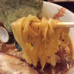 幅約5mm、厚み約1～1.5mm程の極太平打ち麺で、魚介のフィットチーネパスタ的な印象