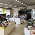 ショップ うめざき - 店内いろんなのを並べてる