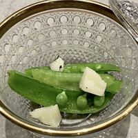 草片 - スナップエンドウ
                    茹でたてのスナップエンドウにミントとペコリーノチーズ、とてもシンプルなスタート。
                    緑色も鮮やかにシャキシャキとして瑞々しい。
                    スナップエンドウの味が濃いな〜！