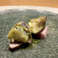 草片 - 茄子 鰹
                    炭火焼きの茄子にケッパーとパセリをオリーブオイルで和えたソースをかけ、下には2週間熟成し藁で燻した初鰹を合わせてます。
                    鰹がハムの様な食感と香りで茄子と上手く馴染みとてもいい味です♪