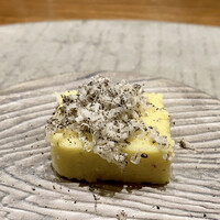 草片 - トウモロコシ
                      一度茹でてからピューレ状に、そこにフォレンタ（トウモロコシの粉）を混ぜ形を整え上からサマートリュフをかけています。
                      トウモロコシの甘みはまだまだですが、皮の食感が私は好ましく感じました。