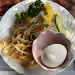 喫茶 アトリエ - サラダに焼きうどんに玉子。