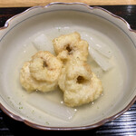 食堂こなん - 炊き合わせ
      鱧天婦羅 白だつ