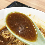 Toukyou Gyouzaken - 麻婆豆腐のタレとスープが混ざっていないので、よーくかき混ぜてから食べましょう。
                      ピリリと辛い！旨辛ですな〜。