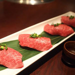 Botan En - 炙り特選牛握り：サシの入った稀少部位を贅沢に炙って寿司に 