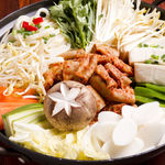 韓国村 - ■牛もつ鍋：牛もつ、ハチノス、豆腐、うどん、韓国餅、野菜入りの辛口の鍋。