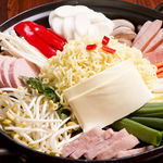 韓国村 - ■ブデチゲ：ハム、ソーセージ、スパム、豆腐、韓国ラーメン、韓国餅、野菜入りの鍋。