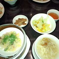 廣東料理 民生 ヒルトンプラザウエスト店 - ランチ　蒸しチャーハン、サラダ、スープ