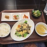 中国料理 天蘭 - 日替わりランチ1,000円。前菜、サラダ、メイン、スープ、ライス付き