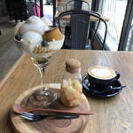 TSUBASA COFFEE - 『桃とシャンパン、時々プリンパフェ￥1600』  『cafe latte¥600』