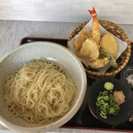 つるのおんがえし  - 天盛りざるうどん(麺2玉)。