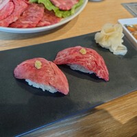 横浜焼肉kintan - ランチコースに付いている肉寿司