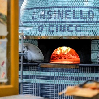 ナポリから職人を呼び寄せて作った薪窯がおいしいピッツァの秘訣