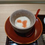 四季料理 きたがいち - 茶碗蒸し　鶏肉　上から梅肉ソースが掛かっています