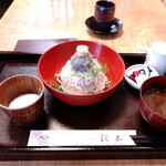 秋本 - ”生しらす丼”は温泉卵、赤出汁、香の物が付いています。\1,650