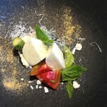 La Brianza - 吉田牧場モッツァレラカプレーゼ。フレッシュ感満載のモッツァレラさすが！！ミルキー美味しい、添えられたトマトパウダーやペーストやヨーグルトなどトマトもと合わせて堪能させていただきました☆