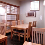 Akimoto - 店内奥には、小上がり、座敷もあります。