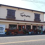 押川春月堂 - 駐車場は店舗向かいにあります