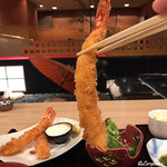日本料理介寿荘 - 20㌢余りもある海老フライ