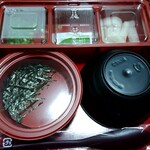 釜寅 - 料理写真:特上五目釜飯1way容器の上段(漬物、薬味)
