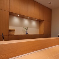 日本料理 e. - すっきりした内観、カウンター席から
