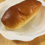 志津屋 - たっぷりクリームパン　¥200
