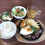 Kego Teppan Tanatetsu - ◆コンビ定食の「牛サガリ」と「ハンバーグ定食」(1050円）を頂きました。 トッピングを選べるので「目玉焼き」を。昭和世代は、ハンバーグには目玉焼きでしょ。♪ ご飯はお代わりできます。