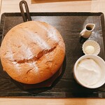 台湾カステラ 米米 - 鉄板の上で焼かれた鉄板カステラパンケーキは、熱々です。