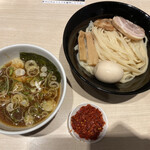 アンダーグラウンド ラーメン 頑者 - キャーーーッ！特製辛つけ麺ライトが来たーー！
            
            1,250円　リーマンショック麺だけど…仕方なす。
            
            つけ麺ライトは、いちばん好みのつけ麺であります。