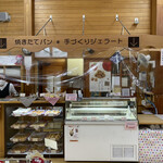 Michinoeki Hidakaidou Nagisa - 店内ではジェラートにパンなどを売っています。