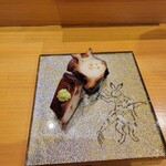 小判寿司 - 煮蛸、鳥獣戯画が描かれた素敵なお皿