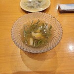 小判寿司 - 秋田県の蓴菜とつぶ貝、トマトのお出汁